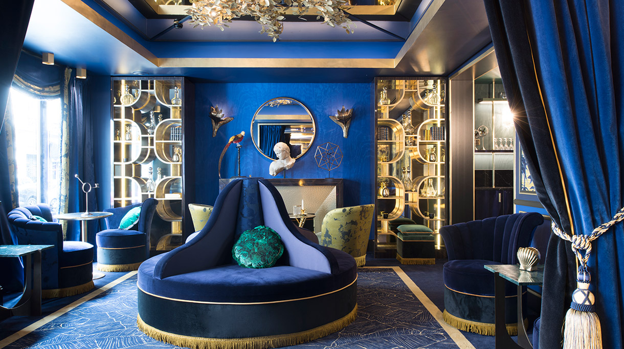 Oscar Lucien Ono - Maison Numéro 20 - Architecte d'intérieur - Maison Nabis - Hôtel à Pigalle - Paris 18ème - Ambiance bleue - Fauteuil bleu - Signatures Singulières Magazine