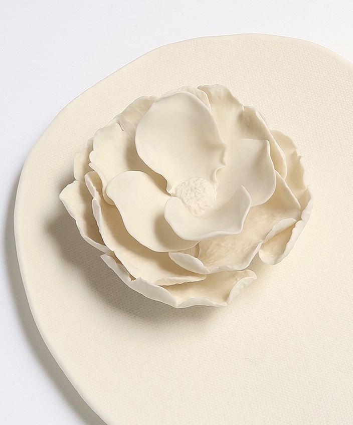 fleur en ceramique - atelier monochrome - myrtille ronteix - signatures singulieres magazine