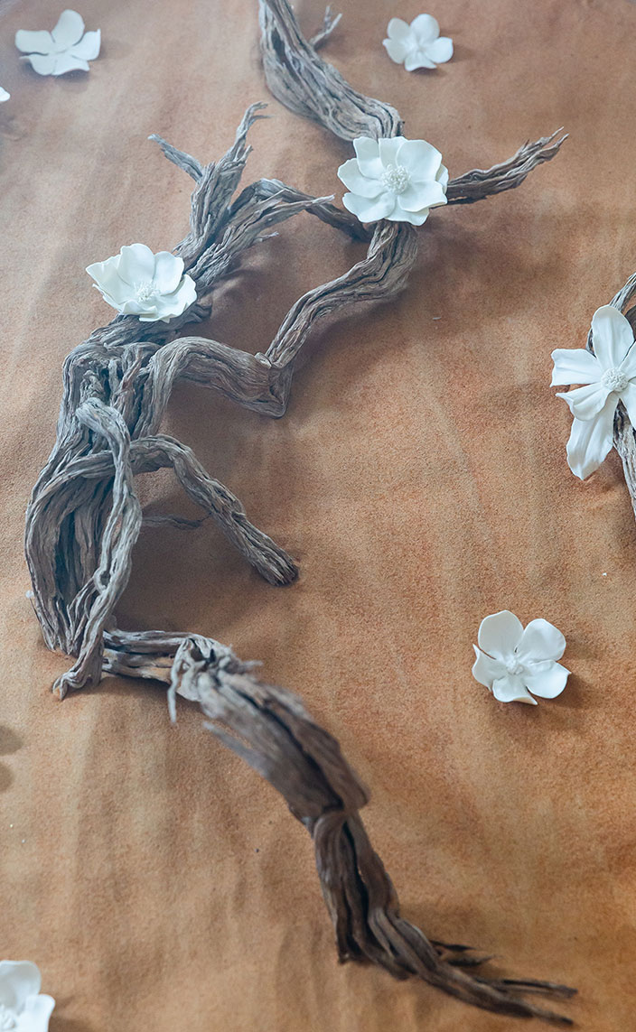 fleur en ceramique - atelier monochrome - myrtille ronteix - signatures singulieres magazine