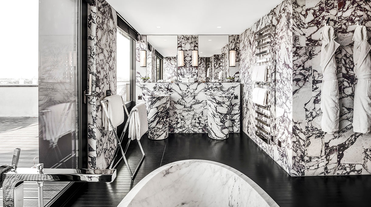 salle de bain en marbre noir et blanc - penthouse Bulgari hotel a paris