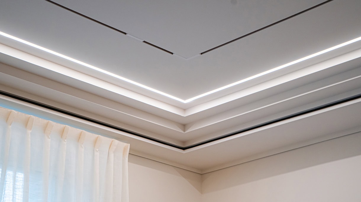 Plafond en staff avec corniche.